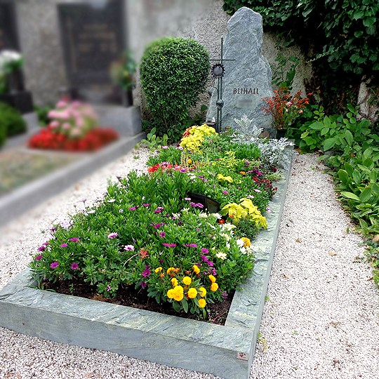 Zechmeister - Felsen - Grabstein mit Sonnenblume und Kreuz aus Schmiedeeisen - Korneuburg