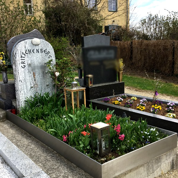 Zechmeister - Felsengrabstein mit Edelstahleinfassung und Steinfindling als Motiv - Leobendorf