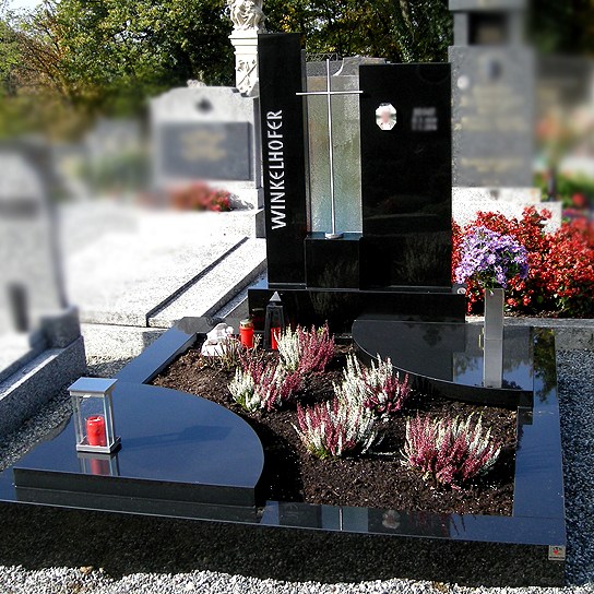 Zechmeister - Kreative Grabsteine aus schwarzem Granit mit Glasplatte und Edelstahlkreuz - Maria Dreieichen - Waldviertel