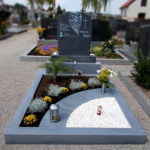 Zechmeister - Familiengrab mit handwerklich gearbeitetem Motiv - Stoizendorf - NÖ