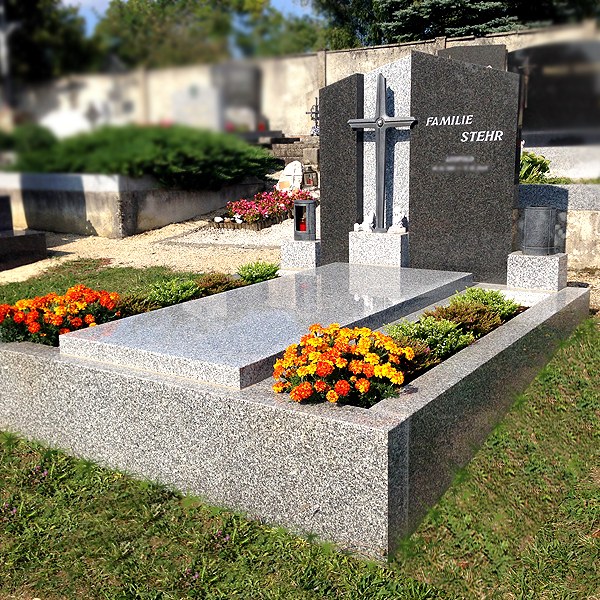 Zechmeister - Individuelle Grabsteine aus verschiedenen Graniten mit Bronzekreuz - Niederleis - Weinviertel