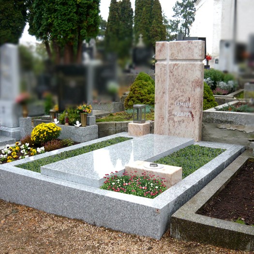 Zechmeister - Kreatives Familiengrab aus verschiedenen Graniten mit moderner Stele  - Mailberg - NÖ