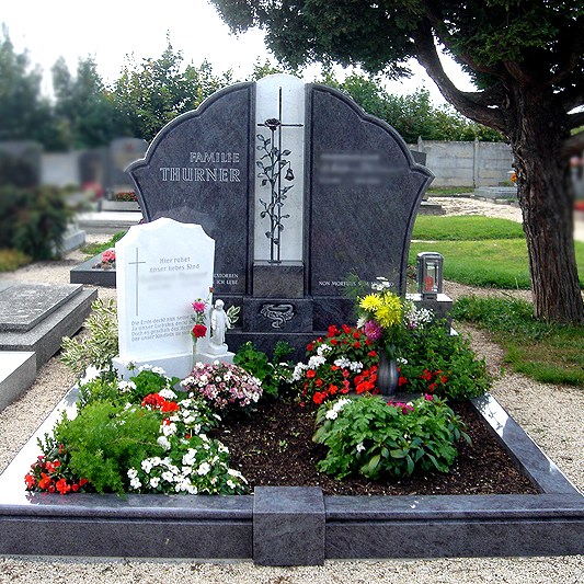 Zechmeister - Individuelle Grabanlage mit zweifärbigem Grabstein und Schmiedeeisenkreuz mit Rose - Zellerndorf - Niederösterreich