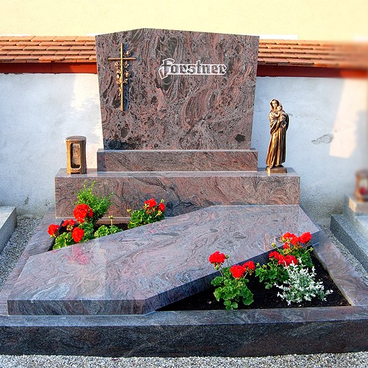 Zechmeister - Familiengrab mit schrägem Grabdeckel und Bronzekreuz - Senning - Niederösterreich