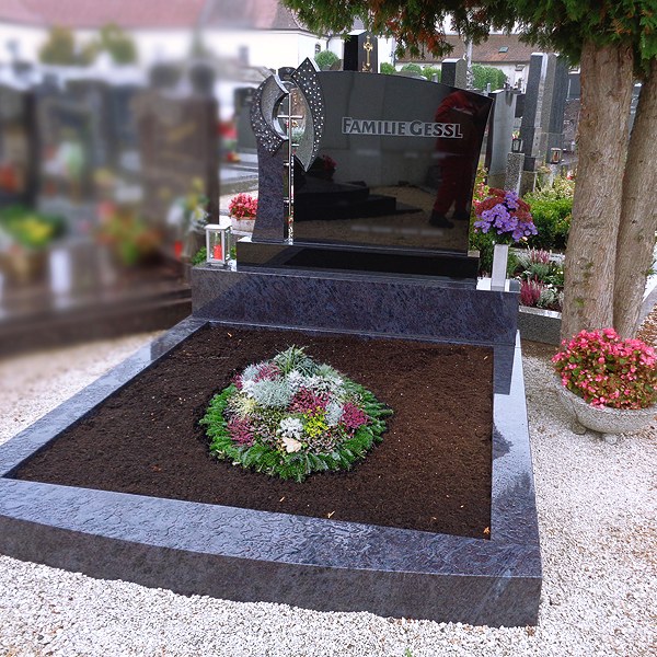 Zechmeister - Familiengrab aus bläulichem Granit  - Edelstahlkreuz und Motiv mit funkelnden Glassteinen - Hausleiten