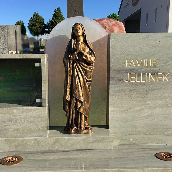 Zechmeister - Kreatives Familiengrab mit Urnenaufbewahrung und Madonna - Großmugl