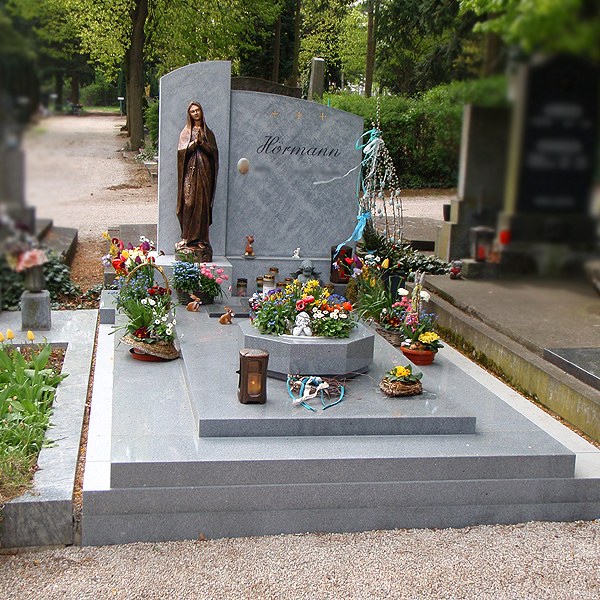 Zechmeister - Waldviertler Granit mit Grabdeckel, eckiger Schale und Bronzemadonna - Hollabrunn