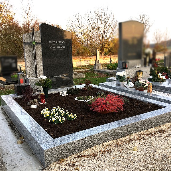 Zechmeister - Kreatives Familiengrab mit Schmiedeeisenkreuz und grünem Glas - Niederleis