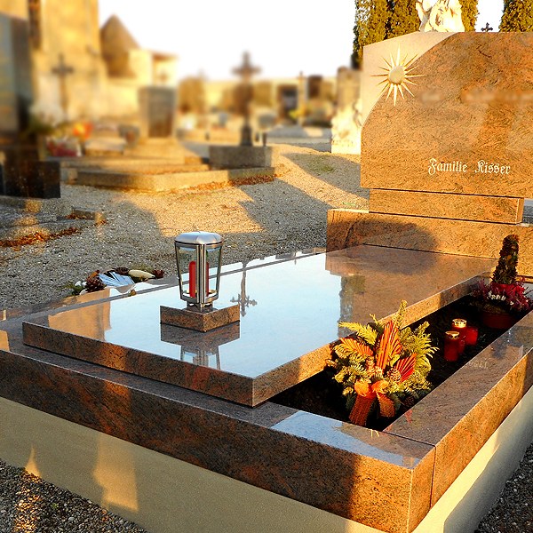 Zechmeister - Familiengrab aus rotem Granit mit handwerklich gearbeiteter Sonne - Frauendorf