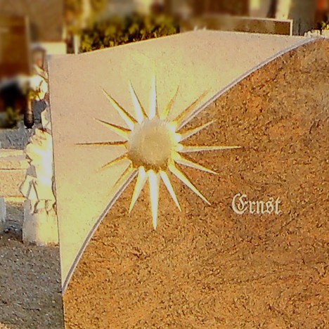 Zechmeister - Familiengrab aus rotem Granit mit handwerklich gearbeiteter Sonne - Frauendorf