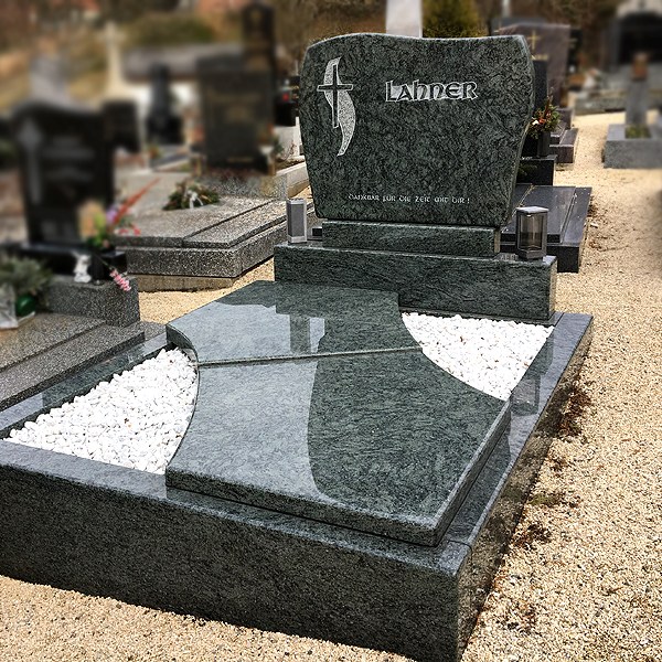 Zechmeister - Familiengrab aus grünem Granit mit geschwungenem mehrteiligem Grabdeckel und gerundeten Kanten - Großrußbach