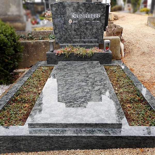 Zechmeister - Doppelgrab aus grünem Granit mit handwerklich gearbeitetem Motiv - Mailberg