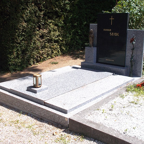 Zechmeister - Familiengrab mit großer Bronzeblume und Bronzemadonna - Hollabrunn