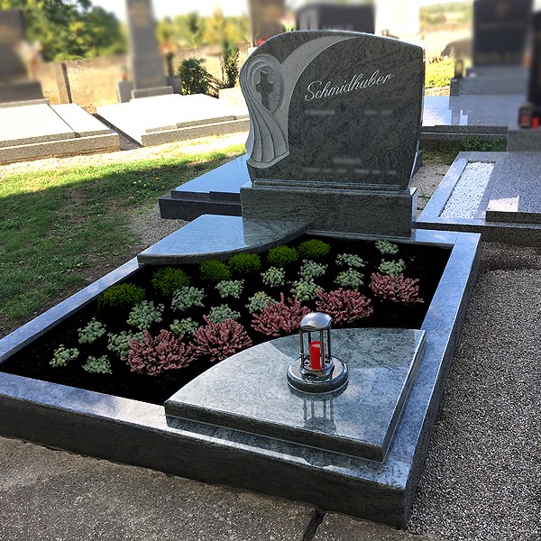 Zechmeister - Familiengrab aus grünem Granit mit gerundeten Kanten - Schrick