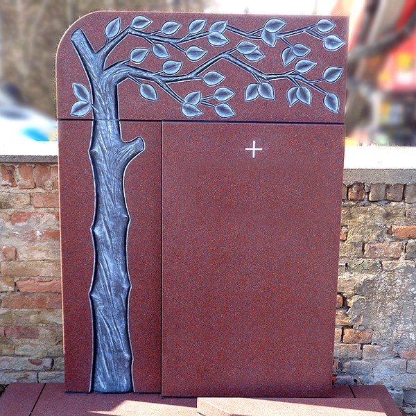 Zechmeister - Künstlerisches Familiengrab aus rotem Granit mit handwerklich gearbeitetem Lebensbaum - Wolfpassing