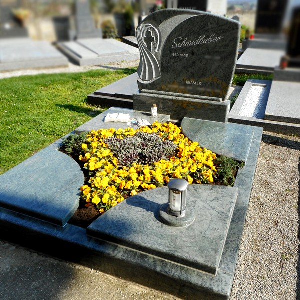 Zechmeister - Grünes Granitgrab mit gerundeten Kanten - Schrick