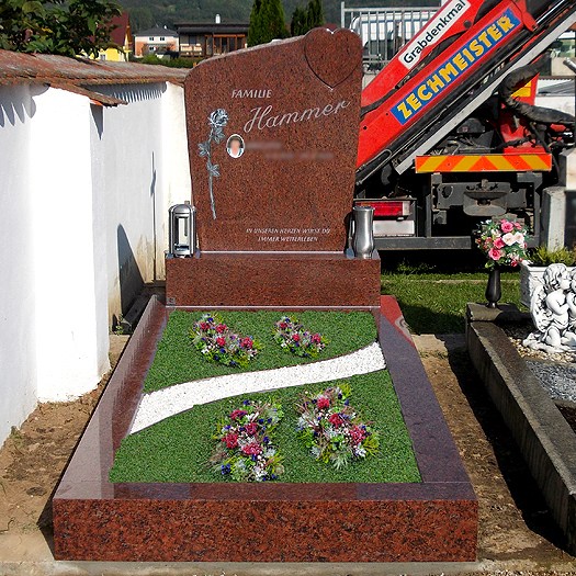 Zechmeister - Rotes Einzelgrab aus Granit mit eingearbeitetem Herz im Grabstein und gravierter Rose - Ziersdorf