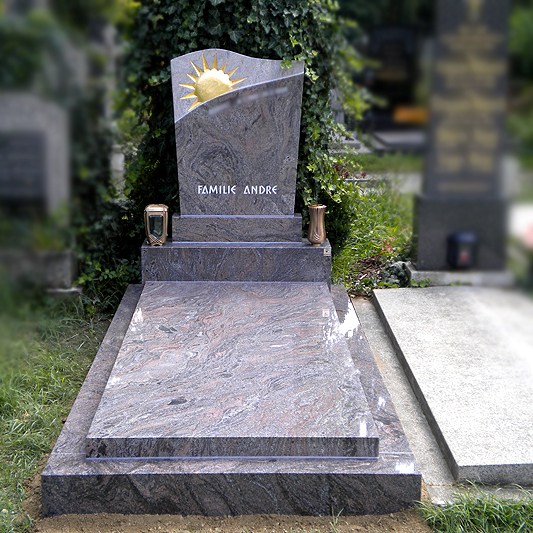 Zechmeister - Modernes Einzelgrab mit goldener Sonne - Zentralfriedhof Wien
