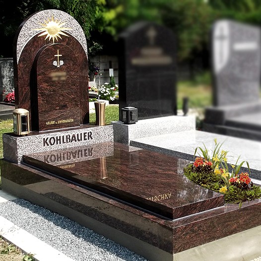 Zechmeister - Kreativer Grabstein mit gravierter Sonne in Gold, Kreuz mit Rosen und gerundeter Deckelöffnung  - Bisamberg - Niederösterreich