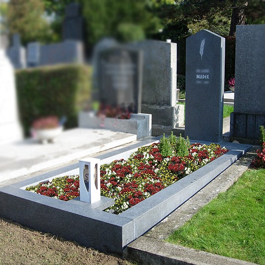 Zechmeister - Moderne Grabstein Stele mit gravierter Feder - Wien Sievering