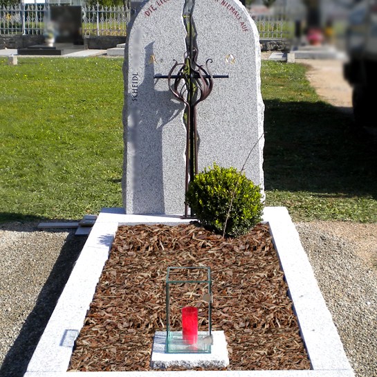 Zechmeister - Individuelles Grab aus hellem Granit - Kreuz mit Flamme aus Schmiedeeisen - Eggenburg - Niederösterreich
