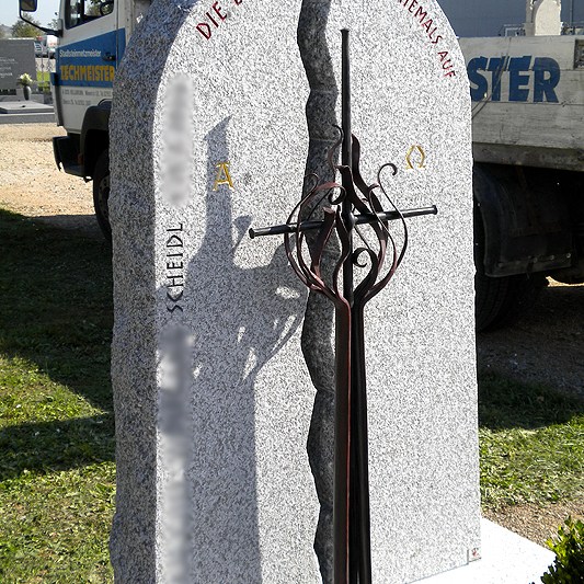 Zechmeister - Individuelle Grabsteine - Kreuz mit Flamme aus Schmiedeeisen - Eggenburg - Niederösterreich