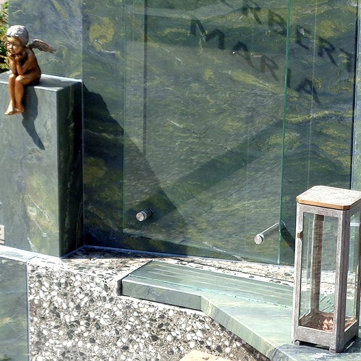 Zechmeister - Individuelles Einzelgrab mit Glasschriftplatte, Bronzeengerl und beweglicher Gabentasse - Wien Asparn