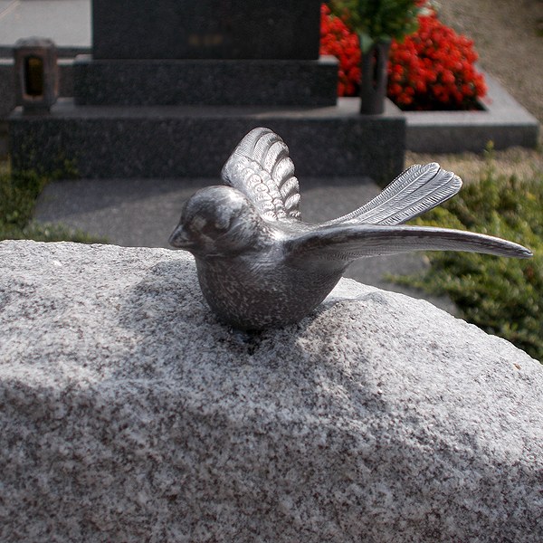 Zechmeister - Grabstein mit rauer Oberfläche, Vogerl und Sonnenblume - Kettlasbrunn