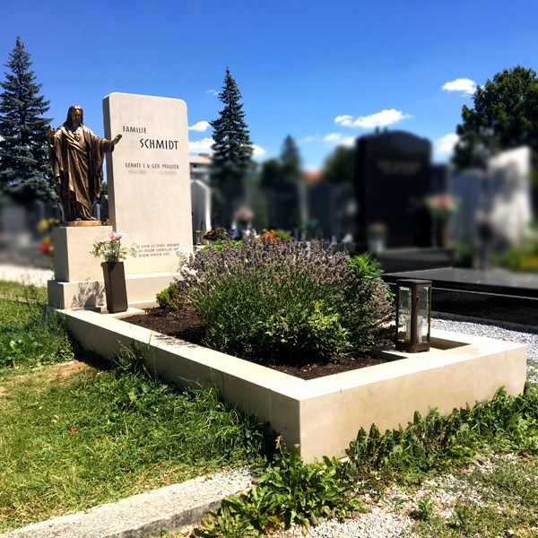 Zechmeister - Helles Marmorgrab mit Christusfigur aus Bronze - Korneuburg